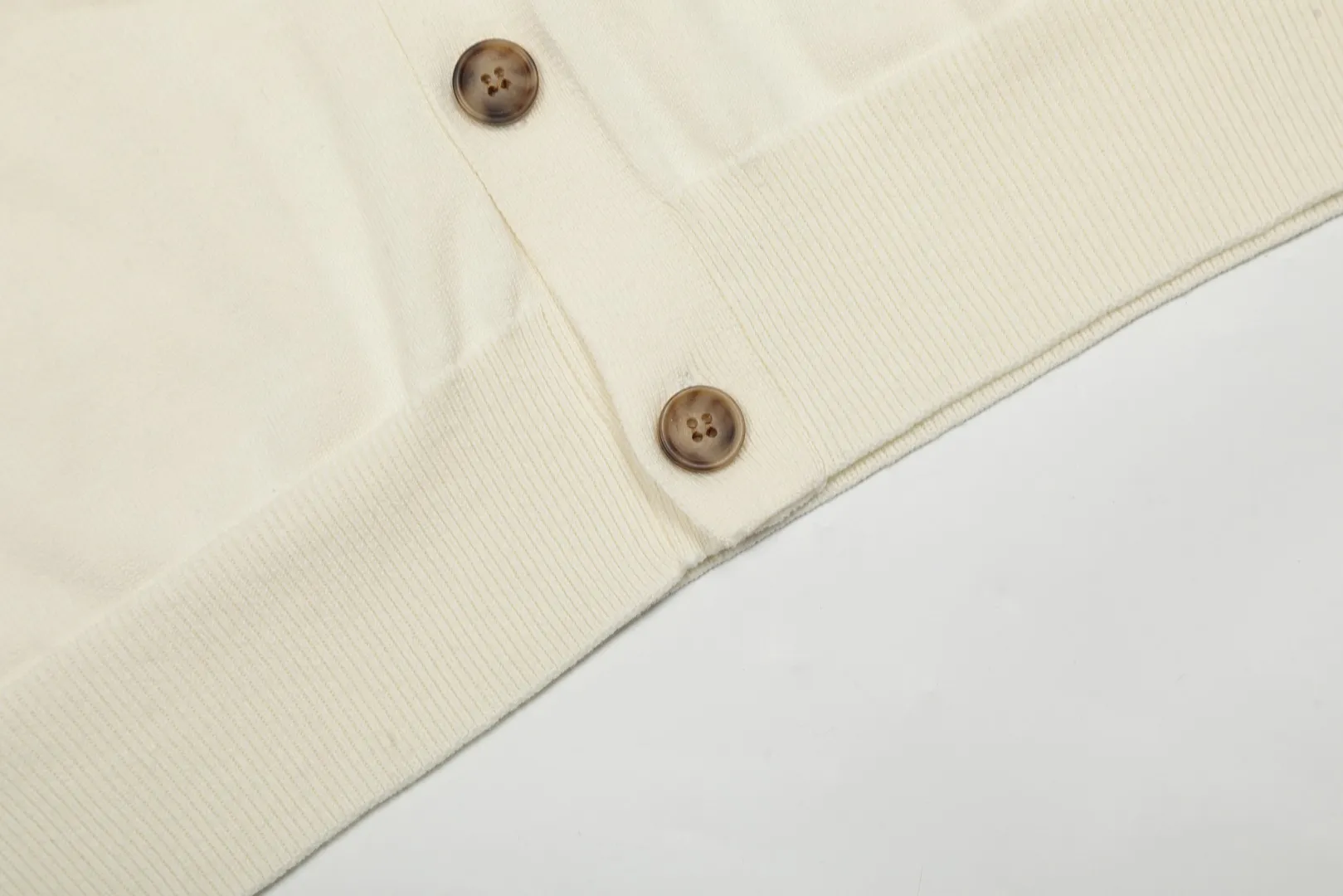 P250 Top quality" Style number: DS813# (not off the shelves all year round) [Ralph Lauren V-neck solid color pony embroidered logo jersey basic cardigan] ✅Ralph Lauren Ralph Lauren classic basic versatile knitted cardigan jacket for men and women couples ✅Main supplier platform live broadcast Wholesale entity Replenish when out of stock Not off the shelf ✅ZP quality 1:1 version Scan the code to enter the GF website Counter quality ✅Detailed quality is the only one in Guangzhou Imported quality cotton yarn, focusing on high-end, cost-effective, good quality needless to say. ✅Restore the original version. The maximum size can be worn up to 180 pounds. Loose, comfortable and stress-free. ✅The upper body is simple and easy to match. A must-have item for ootd. Good-looking clothes are never picky. A must-have for couples of the same style. Size: S-XL. Color: black, off-white, gray, navy.